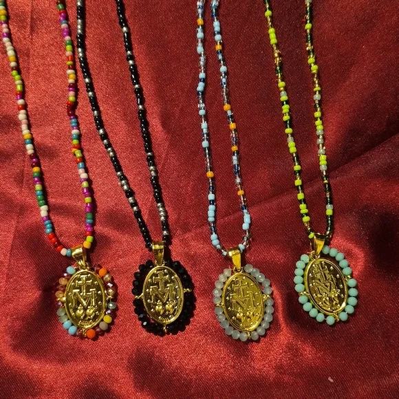 NWT ♥️ CATHOLIC NECKLACE ♥️ Glass Seed Beads on Silver Chain, w/Gold Virgin - Picture 2 of 4